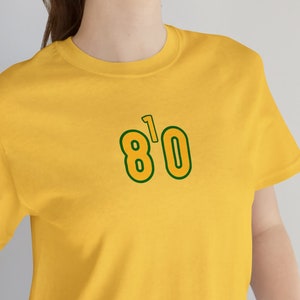 810 T-shirt, riktnummer t-shirt, 810, Flint, Michigan, EIGHT ONE OH, (gula siffror med grön kontur)