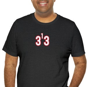 313 T-shirt, riktnummer t-shirt, 313, Detroit Michigan, TRE ETT TRE, (vita siffror med röd kontur)