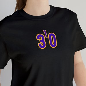 310 T-shirt, riktnummer t-shirt, 310, Los Angeles, Kalifornien, TRE ETT OH, (Lila siffror med guldfärgad kontur)