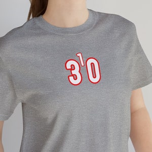310 T-shirt, riktnummer t-shirt, 310, Los Angeles, Kalifornien, THREE ONE OH, (vita siffror med röd kontur)