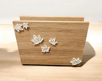 Servilletero de madera con hojas de arce.