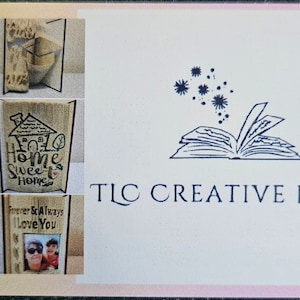 Puede incluir: Una tarjeta de visita con una ilustración azul y blanca de un libro abierto con estrellas arriba. El texto "TLC CREATIVE FOLDS" está impreso en azul debajo del libro. La tarjeta también presenta un collage de imágenes de varias manualidades de papel, incluyendo una casa, un barco y un retrato familiar.
