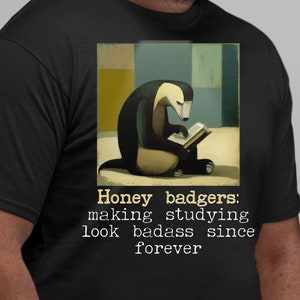 Może przedstawiać: Czarny T-shirt z ilustracją w stylu vintage przedstawiającą borsuka miodowego czytającego książkę. Tekst pod obrazem brzmi "Honey badgers: making studying look badass since forever."