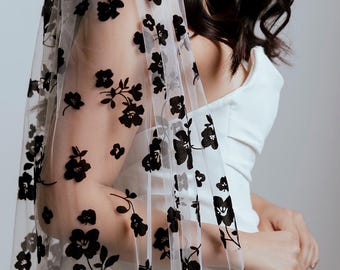 TAYA | Schwarzer beflockter Blumen Schleier, Statement Schleier, Braut Schleier, Hochzeit Schleier, Blumen Schleier, Gothic Schleier