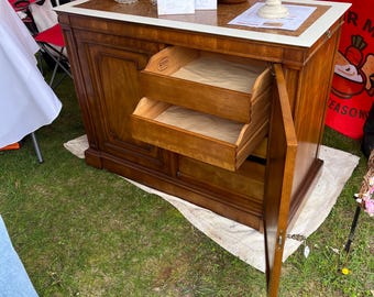 Locking cabinet
