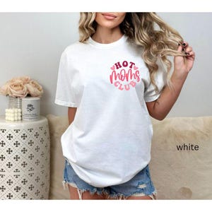 Hot Moms Club Shirt, Mom T-shirt, Mother&#39;s Day Gift, Comfort Colors Mom Shirt, Retro Vibes, Mom to Be Shirt, Basic Graphic Tee for Moms