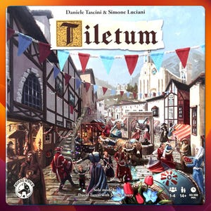 以下が含まれることがあります： 「Tiletum」というタイトルが大きく太字で書かれた、カラフルなボードゲームの箱。箱には、カラフルな建物、人々、旗が飾られた中世の町の広場が描かれています。このゲームは、1〜4人のプレイヤー向けで、14歳以上、プレイ時間は60〜100分です。