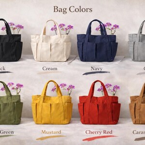 Puede incluir: Una colecci&oacute;n de bolsos tote en varios colores, incluyendo negro, crema, azul marino, gris, verde oliva, mostaza, rojo cereza y marr&oacute;n caramelo. Cada bolso tiene m&uacute;ltiples bolsillos y se muestra con flores moradas. El texto "Bag Colors" est&aacute; arriba.
