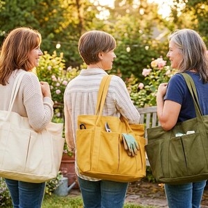 Puede incluir: Tres mujeres en un jard&iacute;n, cada una con un bolso tote grande. Los bolsos son de color crema, amarillo mostaza y verde oliva. Los bolsos tienen m&uacute;ltiples bolsillos y est&aacute;n dise&ntilde;ados para transportar herramientas y suministros de jardiner&iacute;a. Las mujeres llevan ropa informal.