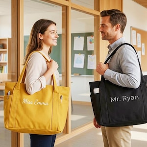 Peut inclure: Deux sacs fourre-tout, un jaune moutarde et un noir, sont présentés. Le sac jaune porte la broderie "Miss Emma", et le sac noir porte la broderie "Mr. Ryan". Les deux sacs ont plusieurs poches et sont portés par des personnes.
