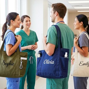 Puede incluir: Cuatro personas con uniformes de hospital est&aacute;n en un pasillo, cada una sosteniendo un bolso tote personalizado. Los bolsos son verde oliva, azul marino y blanco roto, con nombres bordados en cursiva: Sophie, Olivia y Emily. Los bolsos tienen bolsillos y est&aacute;n llenos de objetos.