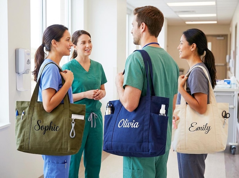 Puede incluir: Cuatro personas con uniformes de hospital est&aacute;n en un pasillo, cada una sosteniendo un bolso tote personalizado. Los bolsos son verde oliva, azul marino y blanco roto, con nombres bordados en cursiva: Sophie, Olivia y Emily. Los bolsos tienen bolsillos y est&aacute;n llenos de objetos.