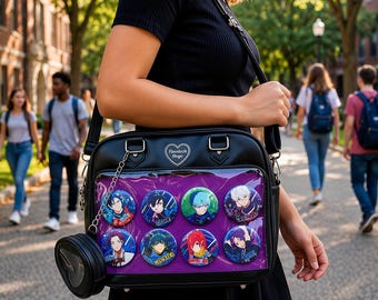 Puede incluir: Bolso mensajero negro con un panel frontal transparente que muestra botones de personajes de anime coloridos. El bolso tiene un monedero desmontable y una cadena plateada. El texto "Rosenbach Shoppe" es visible.