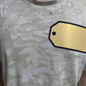 Puede incluir: Un letrero de madera rústica con el texto "Welcome to our home" en letras blancas. El letrero presenta un acabado envejecido y un diseño simple y acogedor, perfecto para un porche o entrada.