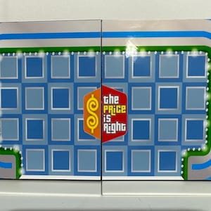 Puede incluir: Un decorado de programa de juegos azul y verde con un logotipo de 'El precio justo' y una cuadrícula de cuadrados con luces alrededor del perímetro.