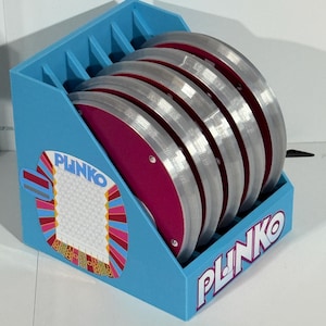 Puede incluir: Una bandeja de servir de madera hecha a mano con acabado natural. De forma rectangular, tiene bordes elevados y asas integradas. La veta de la madera es visible. Dimensiones: aprox. 45 cm de largo, 30 cm de ancho y 5 cm de alto.