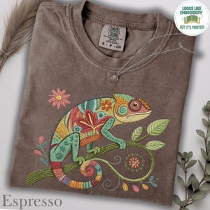 T-shirt Comfort Colors Chameleon: maglietta in stile boho con stampa effetto lucertola e ricamo.