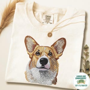 Komfort Farben Corgis Shirt, gedruckter bestickter Look, Corgis Mama Shirt, Hundemutter Tshirt, Hundeliebhaber Geschenk, Corgis Liebhaber T-Shirt Bild 1