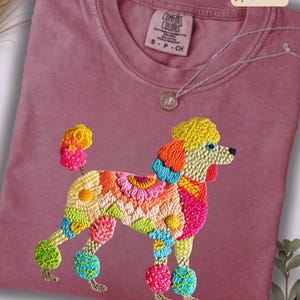 Maglietta con stampa a forma di barboncino Comfort Colors, maglietta con ricamo stampato, maglietta con mamma barboncino carina immagine 4