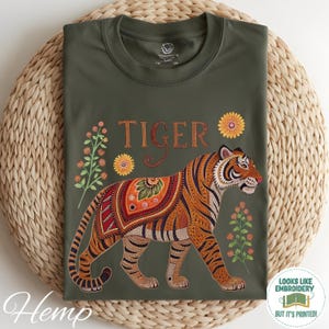 Comfort Colors Tiger Boho T-shirt | Tryckt T-shirt med broderad look för kvinnor | Present till henne
