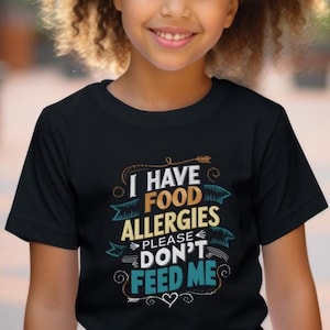 Può includere: Maglietta nera con una grafica colorata che dice "Ho allergie alimentari, per favore non darmi da mangiare".