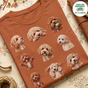 Könnte beinhalten: Ein rostfarbenes T-Shirt mit einem wiederkehrenden Muster aus neun Illustrationen von lockigen Golden Doodle Hunden in verschiedenen Posen, darunter einer mit einem Tennisball und einer mit einem Blumenkranz, sowie einem runden Logo.