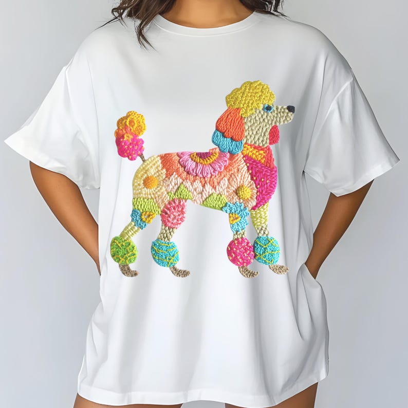 Pu&ograve; includere: T-shirt bianco con un vivace design di barboncino ricamato. Il barboncino &egrave; decorato con fiori nei toni del rosa, giallo, arancione e blu. La maglietta ha maniche corte e una vestibilit&agrave; ampia.