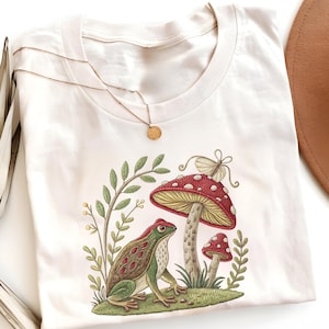 Comfort Colors Frosch- und Fliegenpilz-T-Shirt. Boho Frosch Stickerei Look Shirt.  Einzigartiges Geschenk für Naturliebhaber. Amphibie Geschenkidee.