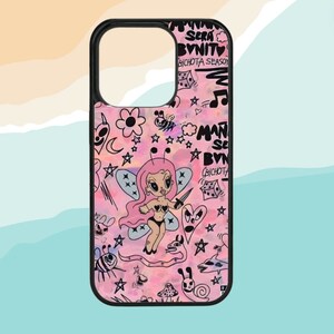 Pode incluir: Uma capa de telefone rosa e preta com um desenho de fada de desenho animado. A capa tem um fundo rosa com contornos pretos e estrelas. O texto "SERA BVNIT" e "BICHOTA SEASON" est&aacute; escrito na capa.