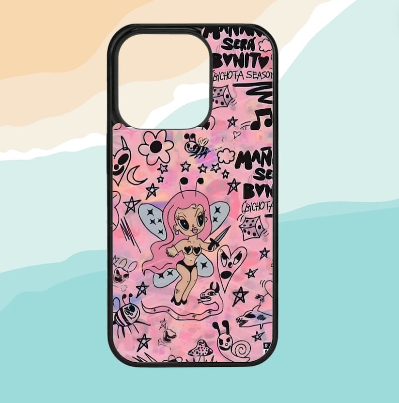 Pode incluir: Uma capa de telefone rosa e preta com um desenho de fada de desenho animado. A capa tem um fundo rosa com contornos pretos e estrelas. O texto "SERA BVNIT" e "BICHOTA SEASON" est&aacute; escrito na capa.