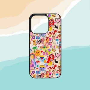Pode incluir: Uma capa de telefone colorida com uma variedade de personagens de desenhos animados, incluindo uma sereia, uma abelha, um sol e um cora&ccedil;&atilde;o. O texto "MANANA SERA BON" est&aacute; impresso na capa.