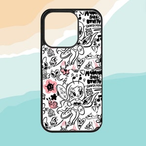 Pode incluir: Uma capa para iPhone branca com borda preta. A capa apresenta um design de rabiscos preto e rosa com uma fada de desenho animado, estrelas, cora&ccedil;&otilde;es e o texto "MAMANA SERA BONITA (BACHOTA SEASON)".