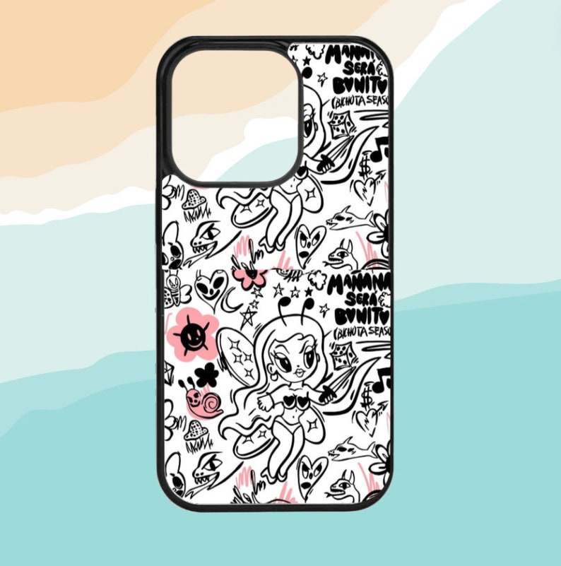 Pode incluir: Uma capa para iPhone branca com borda preta. A capa apresenta um design de rabiscos preto e rosa com uma fada de desenho animado, estrelas, cora&ccedil;&otilde;es e o texto "MAMANA SERA BONITA (BACHOTA SEASON)".