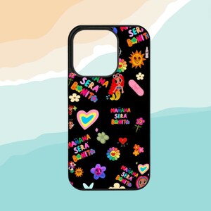 Pode incluir: Uma capa de telefone preta com um padr&atilde;o colorido de flores, cora&ccedil;&otilde;es e o texto "Ma&ntilde;ana Sera Bonita" repetido por toda parte.