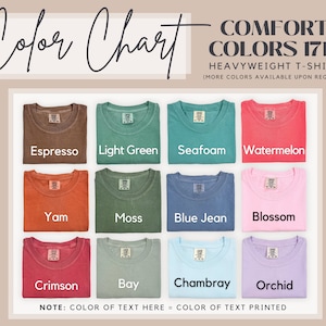 Puede incluir: Carta de colores que muestra 12 colores diferentes de camisetas. Los colores son: Espresso, Verde claro, Espuma de mar, Sand&iacute;a, &Ntilde;ame, Musgo, Vaquero azul, Flor, Carmes&iacute;, Bah&iacute;a, Chambray y Orqu&iacute;dea. El texto "COMFORT COLORS 1717 HEAVYWEIGHT T-SHIRT (MORE COLORS AVAILABLE UPON REQUEST)" est&aacute; en la parte superior de la imagen. El texto "NOTE: COLOR OF TEXT HERE = COLOR OF TEXT PRINTED" est&aacute; en la parte inferior de la imagen.