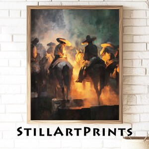 Könnte beinhalten: Ein gerahmter Druck, der Cowboys auf Pferden um ein Feuer zeigt. Das Kunstwerk weist eine warme Farbpalette mit Orangetönen, Braun und Gelb auf, und der Text "STILLARTPRINTS" befindet sich unten.