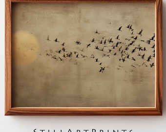 Könnte beinhalten: Ein gerahmter Kunstdruck mit einem Vogelschwarm im Flug vor einem gedämpften, sepiafarbenen Hintergrund mit einer goldenen Sonne. Das Kunstwerk ist in einem Holzrahmen eingefasst, mit dem Text "STILLARTPRINTS" unten.