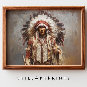 Könnte beinhalten: Gerahmter Kunstdruck eines indianischen Häuptlings in traditioneller Kleidung. Das Kunstwerk zeigt ein detailliertes Porträt mit Federhaube, aufwendiger Kleidung und neutralem Hintergrund. Der Text "STILLARTPRINTS" ist unten zu sehen.