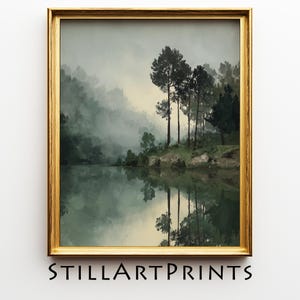Könnte beinhalten: Ein gerahmter Landschaftsdruck mit einer ruhigen See-Szene mit Bäumen und ihren Spiegelungen. Das Kunstwerk verwendet Grün- und Grautöne, mit einem goldenen Rahmen und dem Text "STILLARTPRINTS" unten.