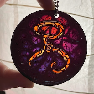 Amuleto para automóvil con letrero amarillo que llama a Cthulhu Mythos Hastur el Rey en amarillo, 3 pulgadas, apariencia de vitral, atrapasol acrílico, adorno para automóvil, regalo de Lovecraft