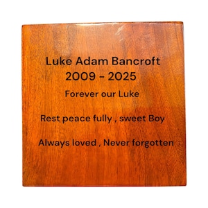 Pu&ograve; includere: Targa quadrata in legno con una finitura marrone rossiccio intenso. Il testo "Luke Adam Bancroft 2009-2025 Forever our Luke Rest peace fully, sweet Boy Always loved, Never forgotten" &egrave; stampato in nero.
