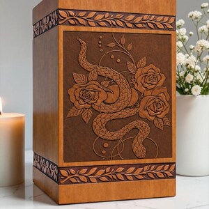 Personalisierte Cobra Snake Holzurne • Handgeschnitztes Blumenmuster