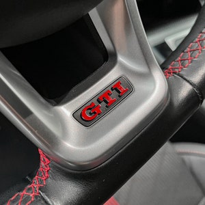 2 pegatinas de vinilo premium para volante, emblema GTI VW Golf 7 GTI Facelift imagen 1