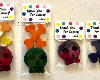 Pirate birthday party favors, pirate skull and crossbones crayons. Party bag fillers. Birthday party favor bags.