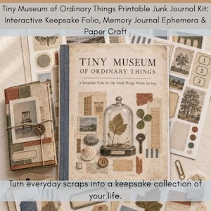 Könnte beinhalten: Ein druckbares Junk-Journal-Set mit dem Titel Tiny Museum of Ordinary Things, das ein Erinnerungs-Folio mit einer Glasglocke, einem Blatt, einem Schlüssel, einer Muschel und einem Würfel zeigt. Das Set enthält diverses Papier-Ephemera und Etiketten.