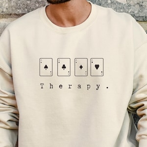 ポーカー スウェットシャツ、ポーカー ギフト、ポーカー プレイヤー ギフト、男性向けポーカー ギフト、カード ゲーム、ラスベガス ギフト、ポーカー ギフトのアイデア、ポーカー セラピー スウェットシャツ