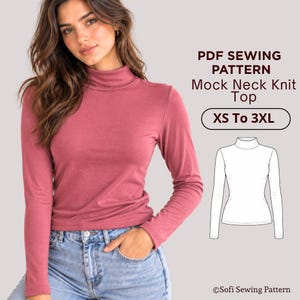 Op de afbeelding: Een gebreide top met lange mouwen en een opstaande kraag in een oudroze kleur, gecombineerd met een lichtblauwe spijkerbroek. De afbeelding bevat de tekst PDF SEWING PATTERN Mock Neck Knit Top XS To 3XL en een zwart-witte lijntekening.