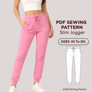 Puede incluir: Pantalones de chándal rosas de corte ajustado con cintura con cordón y bolsillos. La imagen incluye un patrón de costura PDF para los pantalones de chándal, con el texto "PDF Sewing Pattern Slim Jogger" y "SIZES: XS To 3XL."