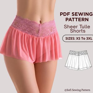 Può includere: Pantaloncini in tulle rosa trasparente con fascia in pizzo. L'immagine include il testo "PDF Sewing Pattern Sheer Tulle Shorts" e "TAGLIE: XS a 3XL". È incluso anche un disegno al tratto dei pantaloncini.