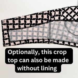 K&ouml;nnte beinhalten: Ein bauchfreies Oberteil mit schwarz-wei&szlig;em Hahnentrittmuster, das &uuml;ber ein Innenfutter und einen seitlichen Verschluss mit vier Metallhaken verf&uuml;gt. Das Bild enth&auml;lt den Text: Optionally, this crop top can also be made without lining.